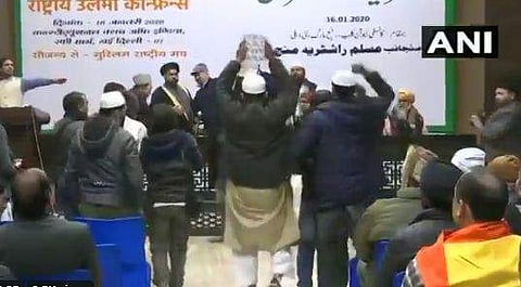 പൗരത്വ നിയമത്തെ അനുകൂലിച്ച് സംഘപരിവാര്‍ സംഘടന; വേദിയില്‍ പ്രതിഷേധം; കോലാഹലം; വീഡിയോ