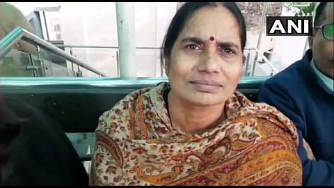 നിര്‍ഭയയുടെ അമ്മയെ രാഷ്ട്രീയത്തിലേക്ക് ക്ഷണിച്ച് കോണ്‍ഗ്രസ്; രാഷ്ട്രീയത്തില്‍ താത്പര്യമില്ലെന്ന് ആശാദേവി