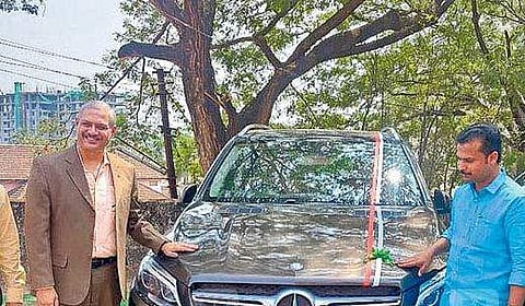 കുട്ടികള്‍ പൊളിച്ചു പഠിക്കട്ടെ; മുക്കാല്‍ കോടിയുടെ പുതുപുത്തന്‍ മെഴ്‌സിഡീസ് ബെന്‍സ്