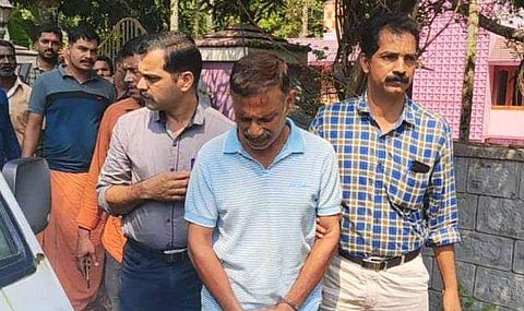 കുളിമുറിയില്‍ വച്ച് വെട്ടിനുറുക്കി; തെളിവെടുപ്പില്‍ ഒരു കൂസലുമില്ലാതെ മുക്കം ഇരട്ടക്കൊലക്കേസ് പ്രതി, കൃത്യത്തില്‍ മറ്റാര്‍ക്കെങ്കിലും പങ്കുണ്ടോ എന്നും അന്വേഷിക്കും