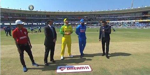 രാജ്‌കോട്ട് ഏകദിനം: ഓസ്‌ട്രേലിയക്ക് ടോസ് ; ഇന്ത്യയെ ബാറ്റിംഗിനയച്ചു