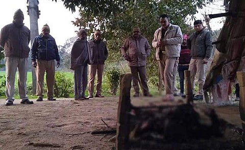 യുപിയില്‍ കട്ടിലില്‍ ബന്ധിച്ച് സ്ത്രീയെ ചുട്ടുകൊന്ന നിലയില്‍, സംഭവസ്ഥലത്ത് വെടിയുണ്ടകള്‍, ദുരൂഹത