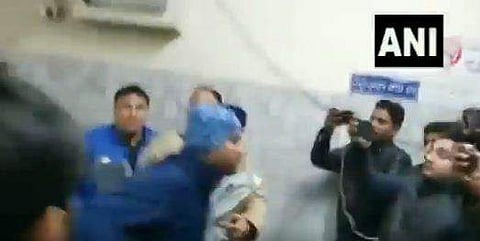 5വയസ്സുകാരിയെ പീഡിപ്പിച്ച പ്രതി കോടതിയില്‍വച്ച് മാധ്യമപ്രവര്‍ത്തകരെ ക്രൂരമായി മര്‍ദ്ദിച്ചു; മൊബൈല്‍ തട്ടിത്തെറിപ്പിച്ചു; വീഡിയോ