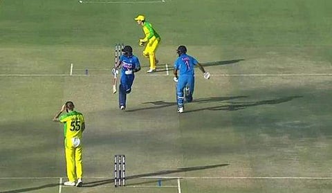 കോഹ് ലിക്ക് വ്യത്യസ്ത നിയമം? പിച്ചിലൂടെ ഓടിയത് രണ്ട് വട്ടം, അതേ കുറ്റത്തിന് ജഡേജയ്ക്ക് താക്കീത്‌