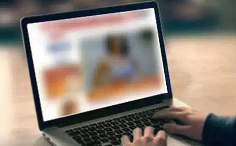 സബ്‌ടൈറ്റില്‍ ഇല്ലാത്തതിനാല്‍ വീഡിയോകള്‍ ആസ്വദിക്കാന്‍ കഴിയുന്നില്ല, ഇത് വിവേചനം; പോണ്‍ സൈറ്റുകള്‍ക്കെതിരെ പരാതി