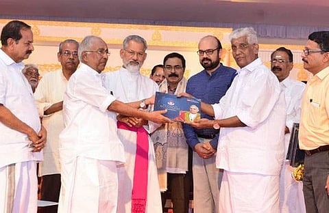 ദ ന്യൂ ഇന്ത്യന്‍ എക്‌സ്പ്രസ് എന്‍എസ്എസുമായി സഹകരിച്ച് പ്രസിദ്ധീകരിച്ച 'ദ ലജന്റ് ഓഫ് മന്നം' ജി സുകുമാരന്‍ നായര്‍, അഡ്വ. നരേന്ദ്രനാഥന്‍ നായര്‍ക്ക് നല്‍കി പ്രകാശനം ചെയ്യുന്നു