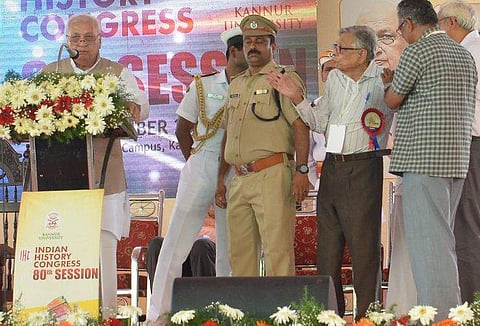 കണ്ണൂർ സർവകലാശാല സംഘടിപ്പിച്ച ചരിത്ര കോൺ​ഗ്രസിൽ പൗരത്വ ബില്ലിനെ ​ഗവർണർ ആരിഫ് മുഹമ്മദ് ഖാൻ ന്യായീകരിച്ച് സംസാരിച്ചപ്പോൾ വേദിയിലുണ്ടായിരുന്ന ചരിത്രകാരൻ ഇർഫാൻ ഹബീബ് പ്രതിഷേധിക്കുന്നു