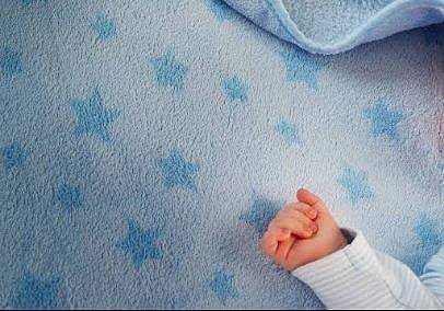 തൊട്ടിലിൽ കിടന്ന കുഞ്ഞിനെ തട്ടിക്കൊണ്ടു പോകാൻ നാടോടി സ്ത്രീയുടെ ശ്രമം; അമ്മയെ കണ്ടതോടെ ഓടി രക്ഷപ്പെട്ടു