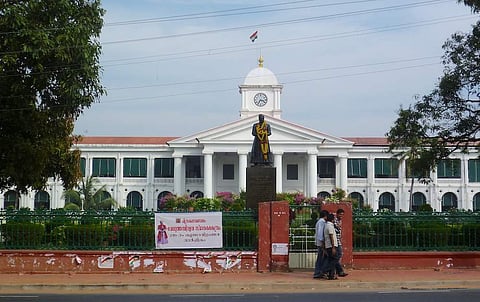 സെക്രട്ടേറിയറ്റിന് മുന്നില്‍ യുവാവിന്റെ ആത്മഹത്യ ശ്രമം