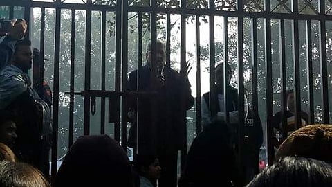 അംബേദ്കര്‍  സര്‍വകലാശാലയിലെത്തിയ പ്രകാശ് കാരാട്ടിനെ തടഞ്ഞു; ഗേറ്റിന് പുറത്തുനിന്ന് വിദ്യാര്‍ഥികളുമായി സംവദിച്ചു