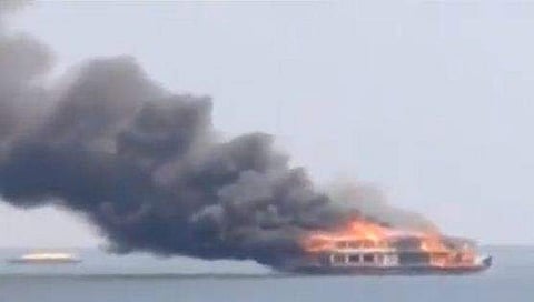 പാതിരാമണലില്‍ കായലില്‍ ഹൗസ് ബോട്ടിന് തീപിടിച്ചു