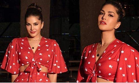 'മുന്നില്‍ തടസ്സമുണ്ട്, നിങ്ങള്‍ക്ക് മരണമാണ് നല്ലത്‌'; സ്റ്റൈലിഷ് ലുക്കിൽ സണ്ണി ലിയോണി 