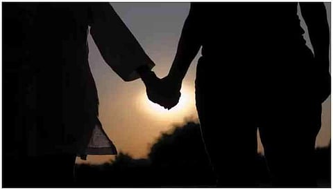 22കാരനും അറുപതുകാരിയും പ്രണയത്തില്‍; വിവാഹിതരാവാന്‍ പോകുകയാണെന്ന് പൊലീസ് സ്റ്റേഷനില്‍ പ്രഖ്യാപനം; കേസ്