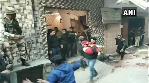 ഡല്‍ഹിയില്‍ കോച്ചിങ് സെന്റര്‍ കെട്ടിടം തകര്‍ന്നുവീണു; നാല് വിദ്യാര്‍ത്ഥികള്‍ ഉള്‍പ്പെടെ അഞ്ചുമരണം(വീഡിയോ)