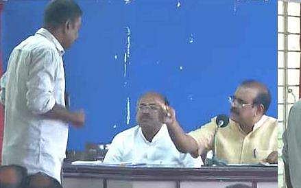 മാധ്യമപ്രവർത്തകനെ ഭീഷണിപ്പെടുത്തിയെന്ന പരാതി; ടിപി സെൻകുമാറിനെതിരെ കേസ്