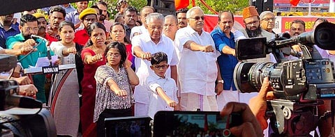 കൈകോര്‍ത്ത് പിടിച്ച് എഴുപത് ലക്ഷം പേര്‍; സമരാവേശം നിറച്ച് മനുഷ്യമഹാശൃംഖല 