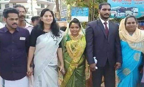 'ഞങ്ങള്‍ക്കും കണ്ണിചേരണം'; വധുവരന്മാര്‍ വിവാഹവേദിയില്‍ നിന്ന് നേരിട്ട് മഹാശൃംഖലയിലേക്ക് 