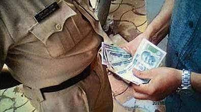 കോടതിയിൽ രേഖകൾ ഹാജരാക്കാൻ 5000 രൂപ കൈക്കൂലി; പാലക്കാട് പൊലീസുകാരൻ പിടിയിൽ