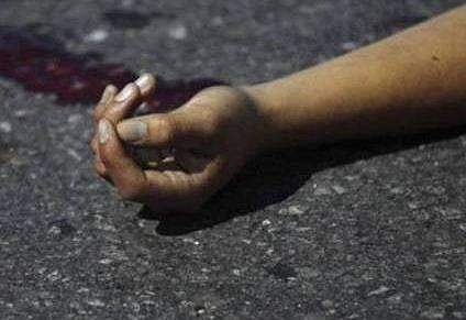 ലോറിക്കുള്ളിൽ ഞരമ്പ് മുറിച്ച് ഡ്രൈവറുടെ ആത്മഹത്യാ ശ്രമം; ചില്ല് തകർത്ത് അകത്ത് കയറി രക്ഷപ്പെടുത്തി പൊലീസ്