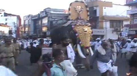 മതമല്ല വലുത്, മനുഷ്യനാണ്; കൂറ്റൻ പ്രതിഷേധത്തിനിടെ ക്ഷേത്രോത്സവ ഘോഷയാത്ര; അകമ്പടിയേകി മുസ്ലീം സംഘടനകൾ; വീഡിയോ വൈറൽ