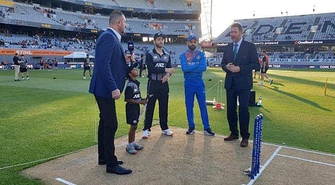 ആനുകൂല്യം രണ്ടാമത് ബാറ്റ് ചെയ്യുന്നവര്‍ക്ക്, എന്നിട്ടും ബാറ്റിങ് തെരഞ്ഞെടുത്ത് വില്യംസണ്‍; വെടിക്കെട്ട് തുടങ്ങി ഗപ്റ്റില്‍ 