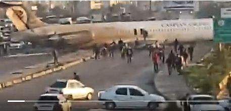 റണ്‍വെയ്ക്ക് പകരം വിമാനം ഇറങ്ങിയത് നടുറോഡില്‍; അമ്പരന്ന് വാഹന യാത്രക്കാര്‍; മൊബൈലില്‍ പകര്‍ത്തി പൊതുജനം