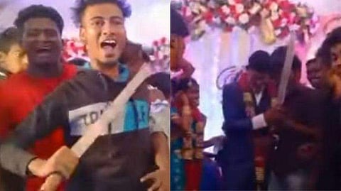 വിവാഹത്തിന് വടിവാള്‍ കൊണ്ട് കേക്ക് മുറിച്ചു; വരനും കൂട്ടുകാർക്കുമെതിരെ കേസ് (വീഡിയോ)