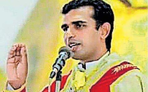 തല്ലിയ ആളുടെ കാൽ കഴുകി ചുംബിച്ച് വൈദികൻ; എഴുന്നേറ്റു നിന്ന് കയ്യടിച്ച് ഇടവകാം​ഗങ്ങൾ