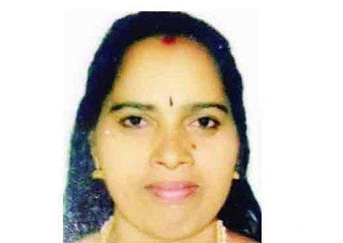 തൊഴിലുറപ്പ് ജോലിക്കിടയില്‍ തെങ്ങ് മറിഞ്ഞു വീണു; വീട്ടമ്മയ്ക്ക് ദാരുണാന്ത്യം