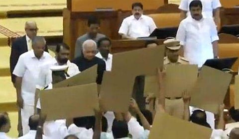 ഗവര്‍ണറെ നടുത്തളത്തില്‍ തടഞ്ഞ് പ്രതിപക്ഷം, വാച്ച് ആന്‍ഡ് വാര്‍ഡുമായി ബലപ്രയോഗം; സഭയില്‍ നാടകീയ രംഗങ്ങള്‍