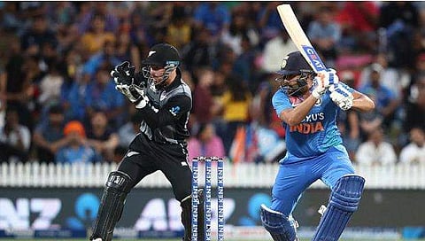 ഹിറ്റ്മാന്‍ ഓണ്‍ ഫയര്‍! ഹാമില്‍ട്ടണില്‍ ഇന്ത്യക്ക് തകര്‍പ്പന്‍ തുടക്കം; രാഹുല്‍ മടങ്ങി