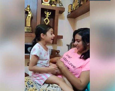 തെറ്റിച്ചാല്‍ ഇടികിട്ടും!; സിതാരയെ പാട്ടുപഠിപ്പിക്കുന്ന കുഞ്ഞു സായു (വീഡിയോ)