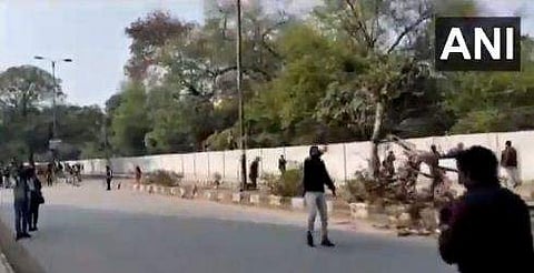 ജാമിയ മിലിയ വിദ്യാര്‍ഥികളുടെ ലോങ് മാര്‍ച്ചിന് നേരെ വെടിവയ്പ്; ഒരാള്‍ക്ക് പരുക്ക്; വീഡിയോ