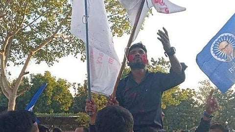 മൂക്കുത്തി വിറ്റ് പഠിപ്പിച്ച അമ്മ; പട്ടിണിയോട് പടവെട്ടി പഠനം; യൂണിറ്റ് രൂപീകരിച്ച് ഒരുവര്‍ഷത്തിനുള്ളില്‍ കാവിക്കോട്ടയില്‍ എസ്എഫ്‌ഐക്കൊടി പാറിച്ച ചിത്തരഞ്ജന്റെ ജീവിതം