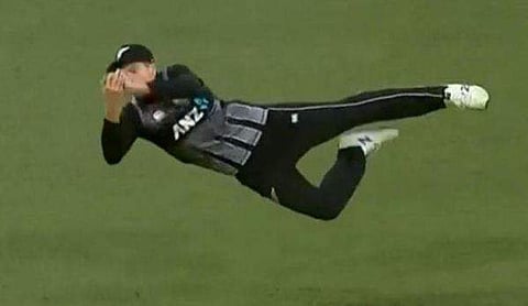 കോഹ്‌ലിയെ മടക്കി പറക്കും സാന്റ്‌നര്‍; അമ്പരപ്പിക്കുന്ന ക്യാച്ച് (വീഡിയോ)