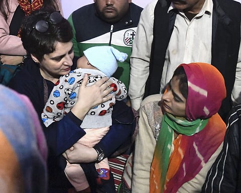 പ്രക്ഷോഭത്തിനിടെ കൊല്ലപ്പെട്ടയാളുടെ വീട്ടില്‍ പ്രിയങ്ക ഗാന്ധി/ ചിത്രം പിടിഐ