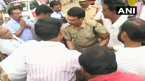 പൊലീസ് കമ്മീഷണറുടെ കാല്‍ക്കല്‍ വീണ് പ്രതിഷേധക്കാര്‍ ; സമരക്കാരുടെ കാലില്‍ വീണ് ഡിസിപിയും ( വീഡിയോ)