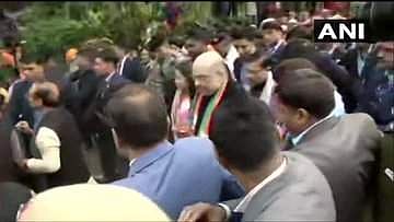 ഗോ ബാക്ക് വിളിയും ബാനറും; പൗരത്വ നിയമം വിശദീകരിക്കാനെത്തിയ അമിത് ഷായ്ക്ക് എതിരെ പ്രതിഷേധം