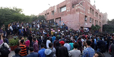 ജെഎന്‍യുവില്‍ വിദ്യാര്‍ത്ഥി സംഘര്‍ഷം, കല്ലേറ്; എബിവിപിക്കാര്‍ ആക്രമിച്ചെന്ന് വിദ്യാര്‍ത്ഥി യൂണിയന്‍