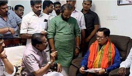 കേന്ദ്രമന്ത്രിയെ വെള്ളംകുടിപ്പിച്ച് ഓണക്കൂര്‍; ബിജെപിയുടെ വിശദീകരണ പരിപാടിയില്‍ തുടക്കത്തിലെ കല്ലുകടി, ഗൃഹസന്ദര്‍ശനം വെട്ടിച്ചുരുക്കി മന്ത്രി