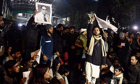 'ഈ രാജ്യം ഇനി ഉറങ്ങില്ല'; എല്ലാ സാധാരണമാണെന്ന് ആരെങ്കിലും കരുതുന്നുണ്ടെങ്കില്‍ അത് അക്ഷന്തവ്യമായ തെറ്റെന്ന് ടൊവിനോ