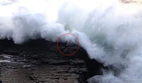 കൂറ്റന്‍ തിരമാല യുവാവിനെ വിഴുങ്ങുന്ന ഞെട്ടിപ്പിക്കുന്ന ദൃശ്യങ്ങള്‍ പുറത്ത് ( വീഡിയോ)