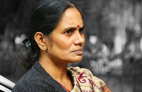 നിർഭയയുടെ അമ്മയുടെ സാരിത്തുമ്പിൽ പിടിച്ച് മകന്റെ ജീവന് യാചിച്ച് പ്രതിയുടെ അമ്മ; മറുപടി ഇങ്ങനെ