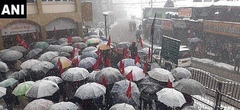 മഞ്ഞിനെ തോല്‍പ്പിക്കുന്ന പോരാട്ടവീര്യം; തെരുവിലിറങ്ങി തൊഴിലാളികള്‍, സമരമുഖത്തുള്ളത് 25കോടി ജനങ്ങള്‍