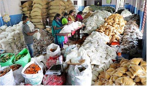 സൗജന്യ ​ഭക്ഷ്യ കിറ്റ് : പിങ്ക്‌ കാർഡുകാർക്ക് വിതരണം ഈ ആഴ്‌ച പൂർത്തിയാകും ; നീല,വെള്ള കാർഡുകൾക്ക് അടുത്തയാഴ്ച മുതൽ