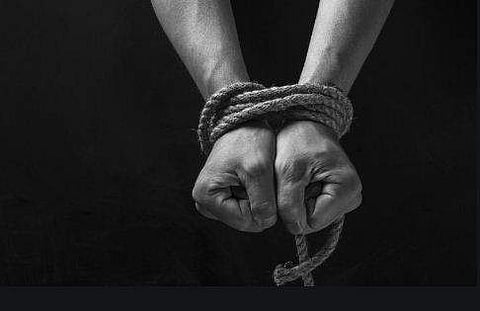 തട്ടിക്കൊണ്ടുപോകൽ നാടകം സൃഷ്ടിച്ച് അച്ഛനിൽ നിന്ന് പത്ത് ലക്ഷം തട്ടാൻ 14കാരന്റെ ശ്രമം! പ്രചോദനം സിനിമ; അമ്പരന്ന് പൊലീസ്