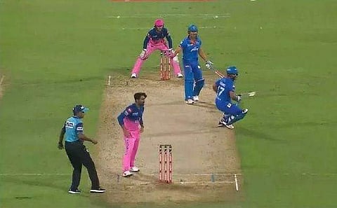 പന്ത് റണ്‍ഔട്ട് ആയതില്‍ പിഴവ് ആരുടേത്? പീറ്റേഴ്‌സനും മുരളീ കാര്‍ത്തിക്കും രണ്ട് ചേരിയില്‍ 