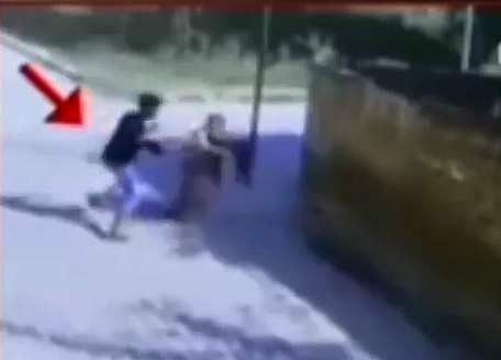 പിന്നില്‍ നിന്ന് അതിവേഗത്തില്‍ വന്നു, പേഴ്‌സ് തട്ടിയെടുത്ത് ആക്രമിക്കാന്‍ ശ്രമം; ധീരമായി ചെറുത്ത് യുവതി, പ്രതികളെ കയ്യോടെ പിടികൂടി (വീഡിയോ)