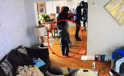 വീട്ടില്‍ അതിക്രമിച്ച് കയറി തോക്കുധാരികളായ അക്രമിസംഘം; അമ്മയെയും സഹോദരിയെയും രക്ഷിക്കാന്‍ അഞ്ചുവയസുകാരന്റെ ധീരമായ പോരാട്ടം ( വീഡിയോ)