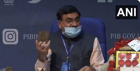 ചാണകം റേഡിയേഷനെ പ്രതിരോധിക്കും ; മൊബൈലിന് 'ചാണക ചിപ്പു'മായി കാമേധനു ആയോഗ് 